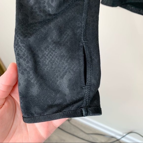 Nike Dri-Fit Black Embossed Snake Print Pullover Size Small - Picture 3 of 5